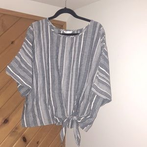 Like new chambray denim and white tie front top! Super cute Xlarge!